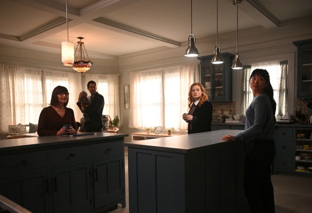 Zoey Clarke (Jane Levy), Maggie Clarke (Mary Steenburgen), David Clarke (Andrew Leeds) et Emily Kang (Alice Lee) discutent dans la cuisine