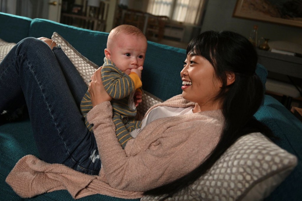 Emily Kang (Alice Lee) passe du temps avec son fils