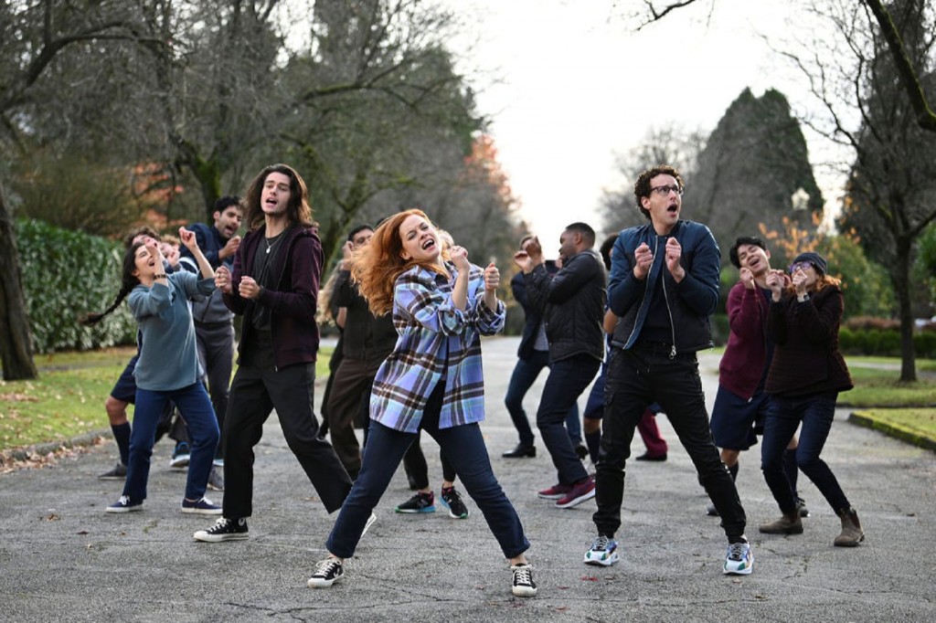 Zoey Clarke (Jane Levy), Aiden (Felix Mallard) et Danny Michael Davis (Noah Weisberg) dansent accompagnés d'autres personnes