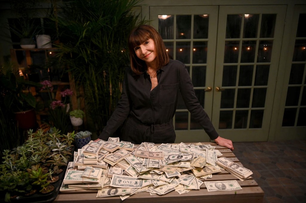 Maggie (Mary Steenburgen) devant des billets de banque