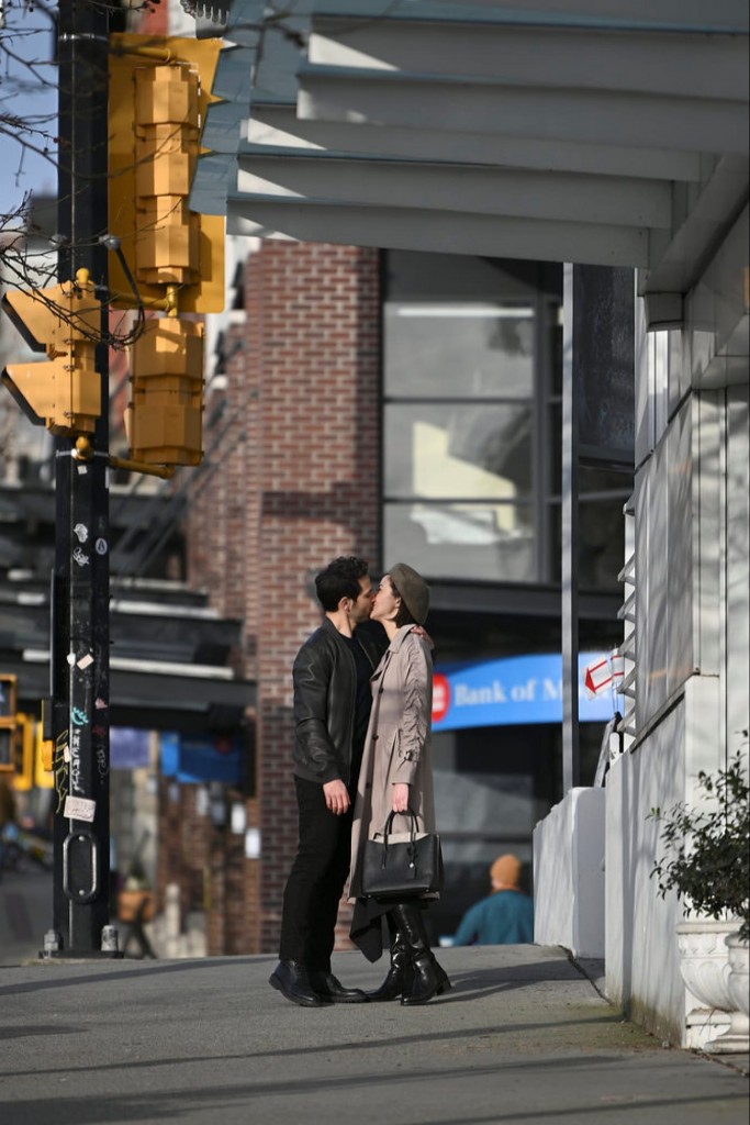 Rose (Katie Findlay) et Max (Skylar Astin) se retrouvent dans la rue