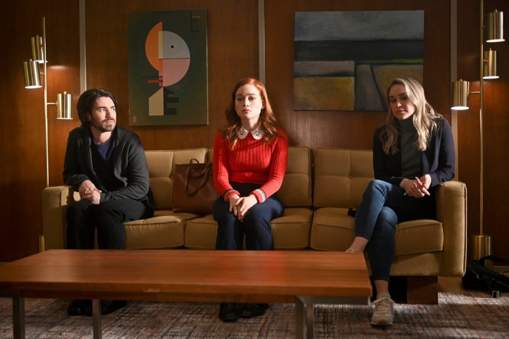 Zoey (Jane Levy) coincée sur un canapé entre deux personnes